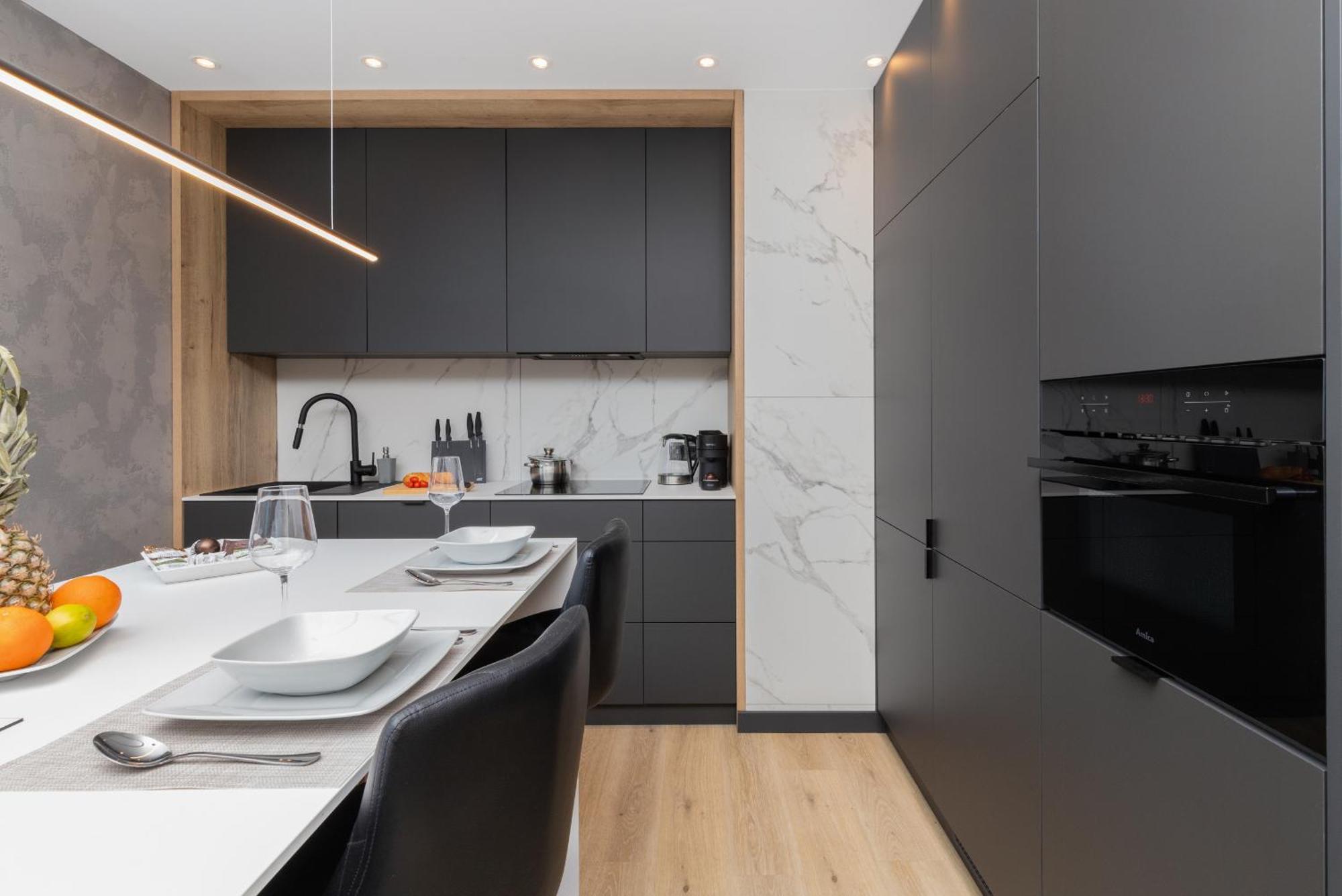 With Two Bedrooms, Balcony, Parking And Access To Sauna In By Renters Apartment *